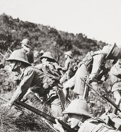 Notre vaillante infanterie charge les positions allemandes sur une colline des Balkans - English Photographer